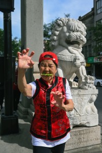 Janet <br> Paifang nord du Quartier chinois (René-Lévesque & Saint-Laurent) "Ses yeux se sont illuminés."