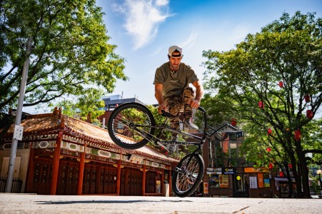 Jean-François <br> Place Sun-Yat-Sen (1055 rue Clark) "Le Quartier chinois, c’est un endroit de création."