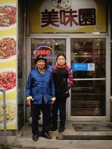 M. Kwan, propriétaire, et Candy, sa fille et gérante du restaurant Mei Mei. Mr. Kwan, owner and Candy, daughter and manager of Mei Mei Restaurant. 店主關先生和他的女兒,美味園經理Candy。Photo: Richmond Lam